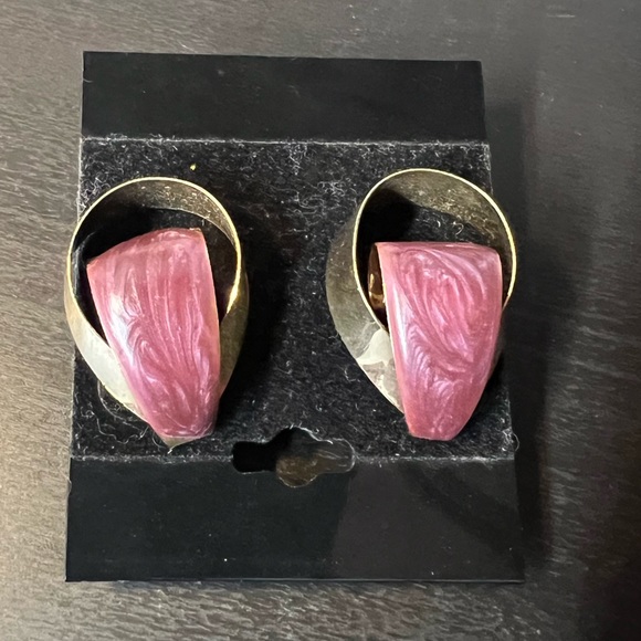 CUTE! Vintage Inspired Enamel & Gold Tone Earrings ✨ - Picture 7 of 9